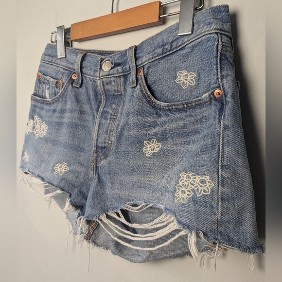 Levi's 501 Women Jeans Mini Shorts Floral Size 26 100% Cotton Washed Blue - Picture 3 of 11